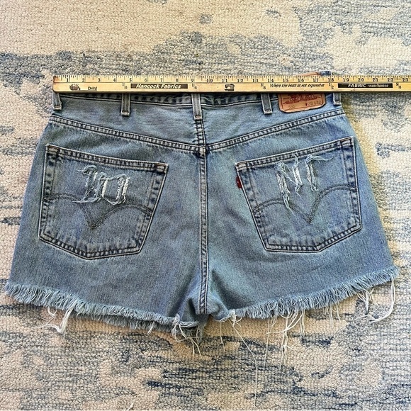 LEVI’S VINTAGE 550 DISTRESSED RELAXED FIT JEAN SHORTS SIZE 14 - Picture 5 of 7